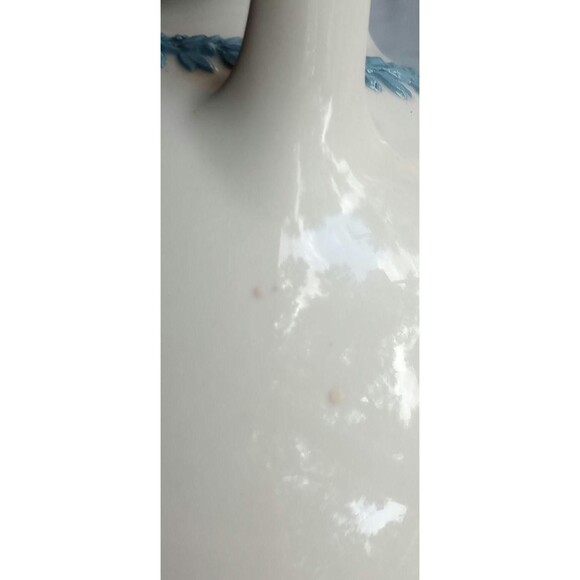 Vintage Wedgwood Queensware Vase: Lavender Cupid Design, Double Handle - Picture 7 of 7